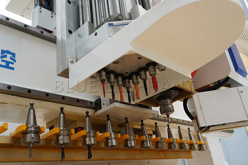 無(wú)孔工藝帶排鉆包開(kāi)料機(jī)